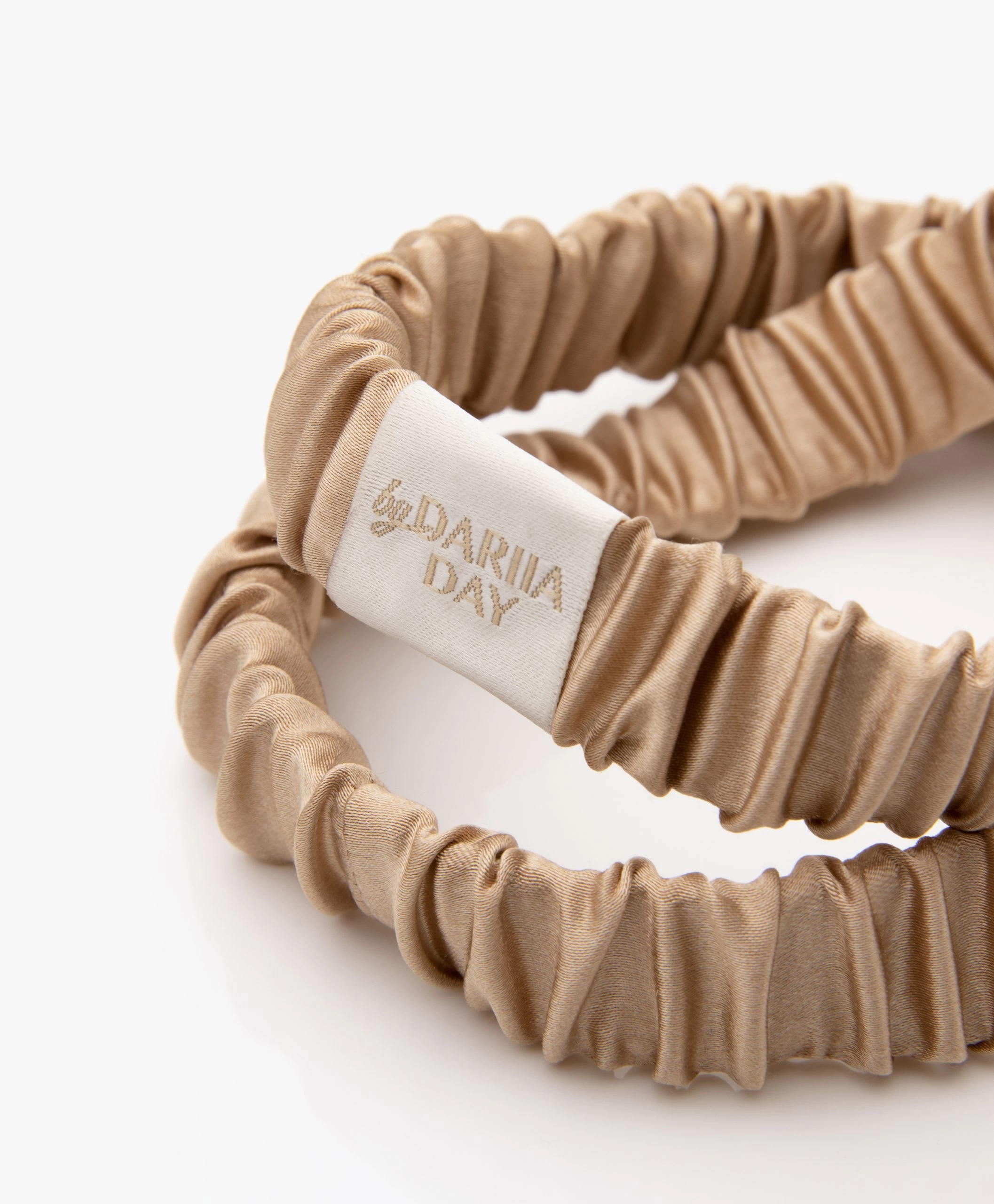 By Dariia Day Mulberry Zijden Haarband - French Beige 4 By Dariia Day Mulberry Zijden Haarband - French Beige - Afbeelding 2