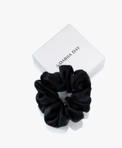 By Dariia Day Mulberry Zijden Scrunchie Medium - Midnight Black
