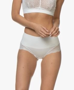 Spanx® Undie-Tectable Lace Hi-Hipster - Powder 11 Spanx® Undie-Tectable Lace Hi-Hipster - Powder -Boetiek Modewinkel 190404 SPANX Undie tectable Lace Hi Hipster Powder 05