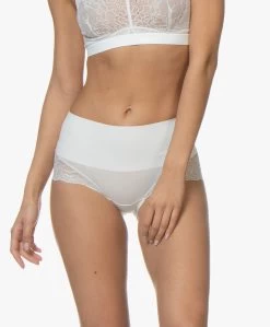 Spanx® Undie-Tectable Lace Hi-Hipster - Powder 15 Spanx® Undie-Tectable Lace Hi-Hipster - Powder -Boetiek Modewinkel 190404 SPANX Undie tectable Lace Hi Hipster Powder 07
