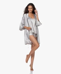 By Dariia Day Mulberry Zijden Kimono - Zilvergrijs