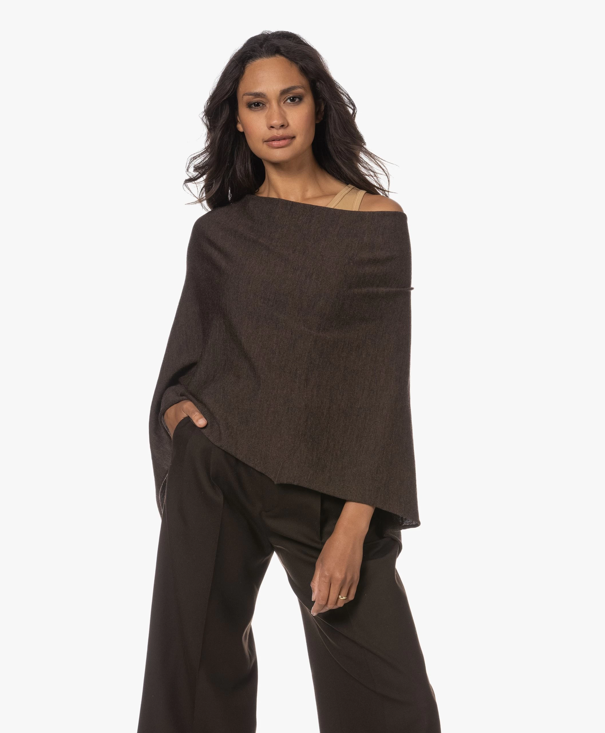 Sibin/Linnebjerg Paris Merino Poncho - Bruin 3 Sibin/Linnebjerg Paris Merino Poncho - Bruin