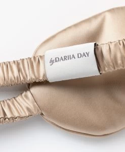 By Dariia Day Mulberry Zijden Slaapmasker - French Beige 15 By Dariia Day Mulberry Zijden Slaapmasker - French Beige -Boetiek Modewinkel 26717d40 5e56 44c5 9562 7423e69cbf01