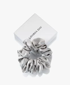 By Dariia Day Mulberry Zijden Scrunchie Medium - Zilvergrijs