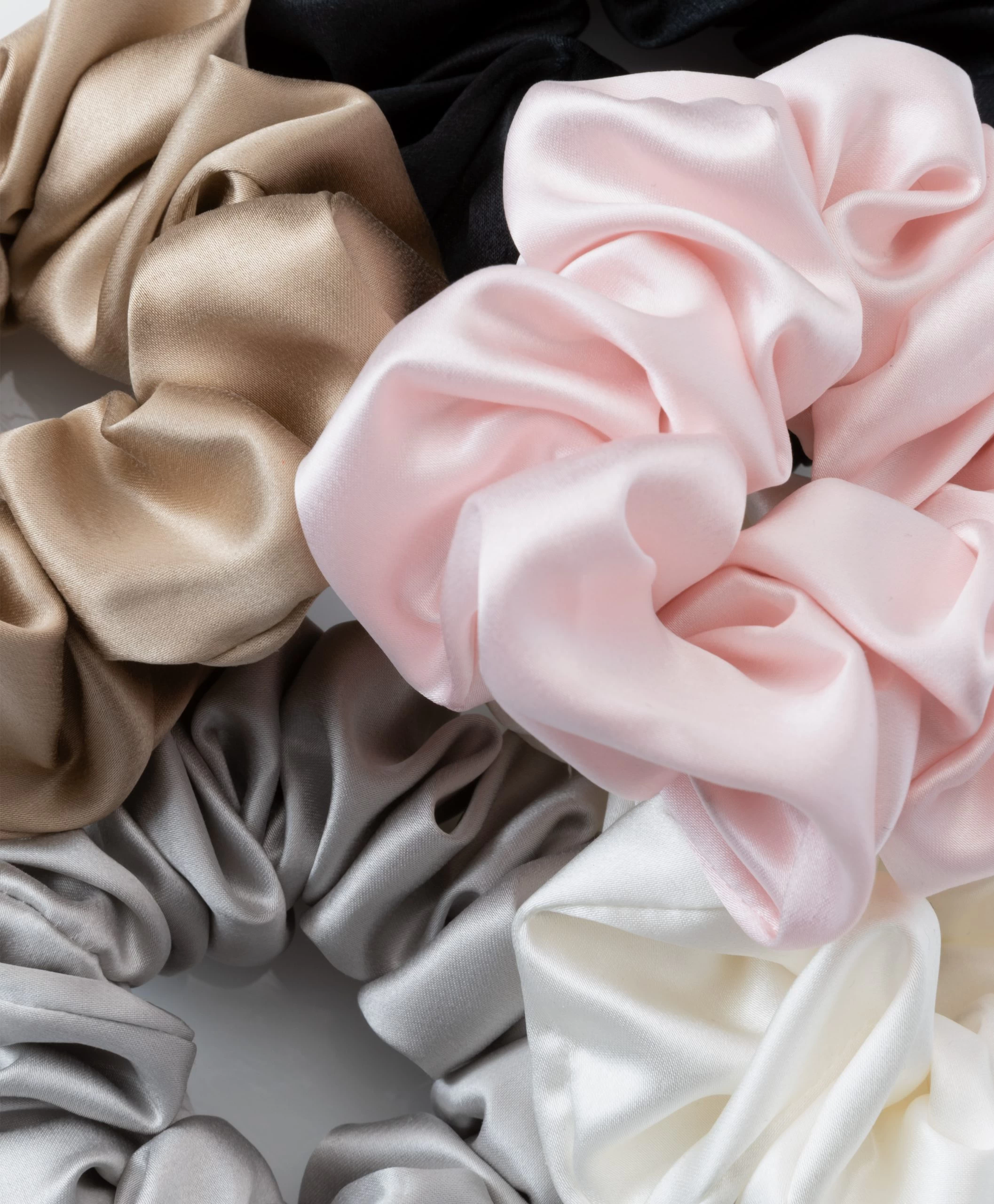 By Dariia Day Mulberry Zijden Scrunchie Medium - Zilvergrijs 4 By Dariia Day Mulberry Zijden Scrunchie Medium - Zilvergrijs - Afbeelding 2
