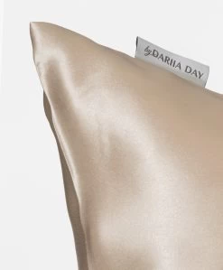 By Dariia Day Mulberry Zijden Kussensloop - French Beige 10 By Dariia Day Mulberry Zijden Kussensloop - French Beige -Boetiek Modewinkel 2b989a07 457f 4c0f bdef 53b461d44708