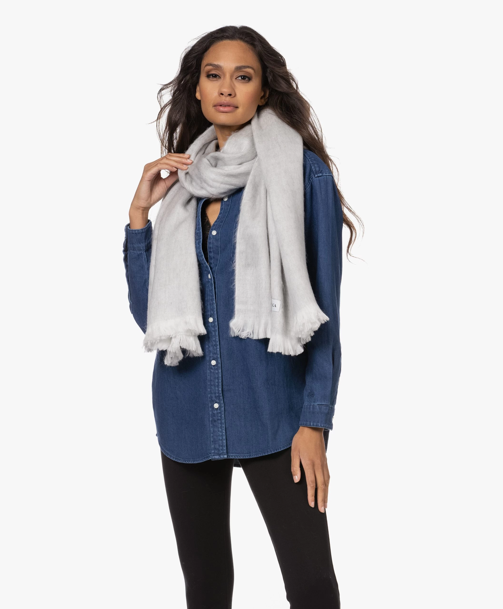 Alpaca Loca Handgemaakte Uni Sjaal In Alpaca - Lichtgrijs 3 Alpaca Loca Handgemaakte Uni Sjaal In Alpaca - Lichtgrijs