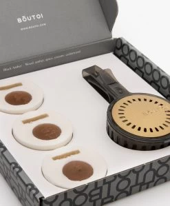 Boutoi Mailbox Toiletblokhouder Met 4 Geurblokjes - Black Amber -Boetiek Modewinkel 3e0d5155 2b87 438e a738 d71ea8159973 01