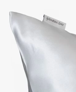 By Dariia Day Mulberry Zijden Kussensloop - Zilvergrijs 11 By Dariia Day Mulberry Zijden Kussensloop - Zilvergrijs -Boetiek Modewinkel 41d6335c 1931 423e a1d4 c90d510b12bb