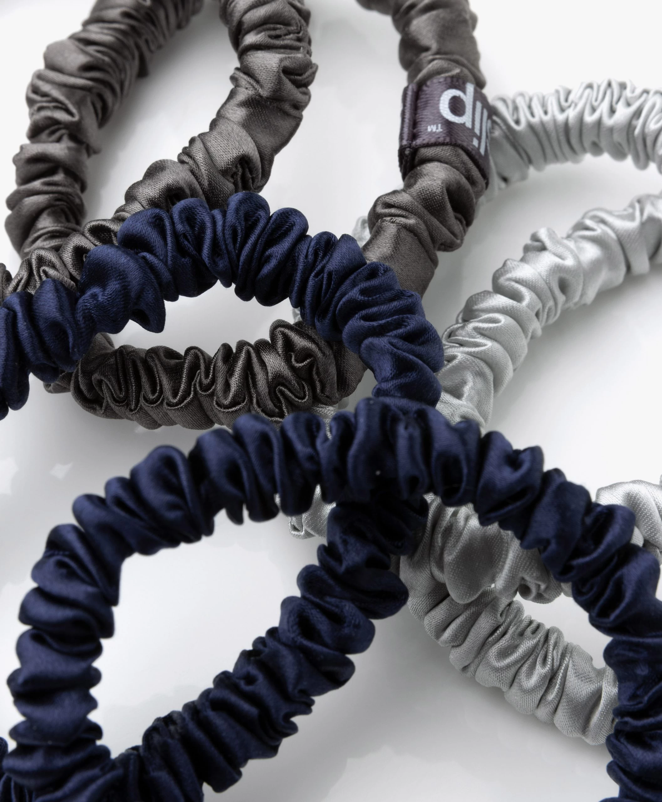 Slip™ 6-Pack Skinnies Zijden Scrunchies - Midnight 4 Slip™ 6-Pack Skinnies Zijden Scrunchies - Midnight - Afbeelding 2