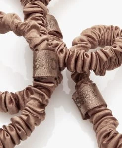 Slip™ 4-Pack Skinnies Zijden Scrunchies - Lichtbruin 8 Slip™ 4-Pack Skinnies Zijden Scrunchies - Lichtbruin -Boetiek Modewinkel 5208731e 0f85 41f4 b9b4 f9a1032ab274 04