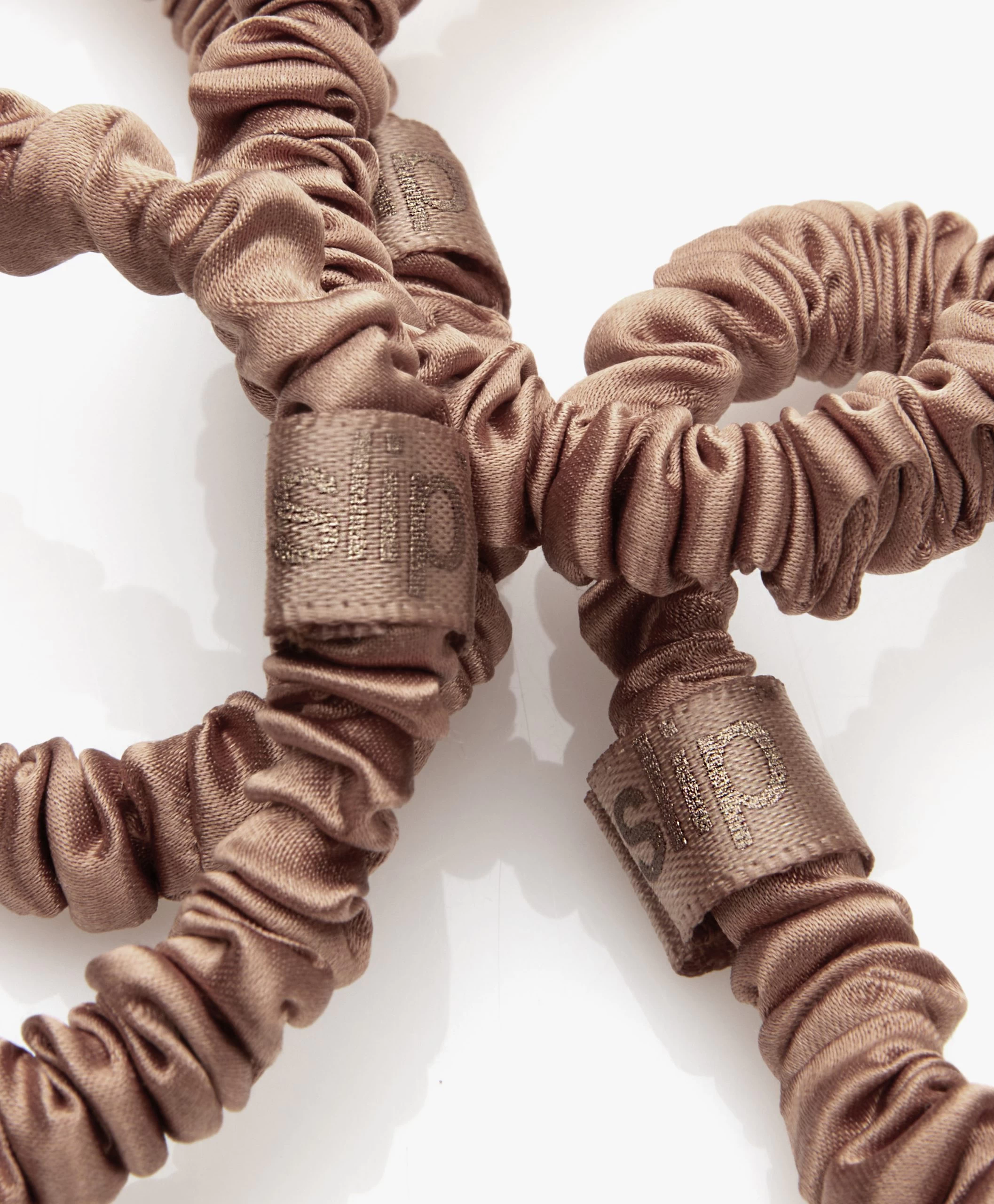 Slip™ 4-Pack Skinnies Zijden Scrunchies - Lichtbruin 5 Slip™ 4-Pack Skinnies Zijden Scrunchies - Lichtbruin - Afbeelding 3