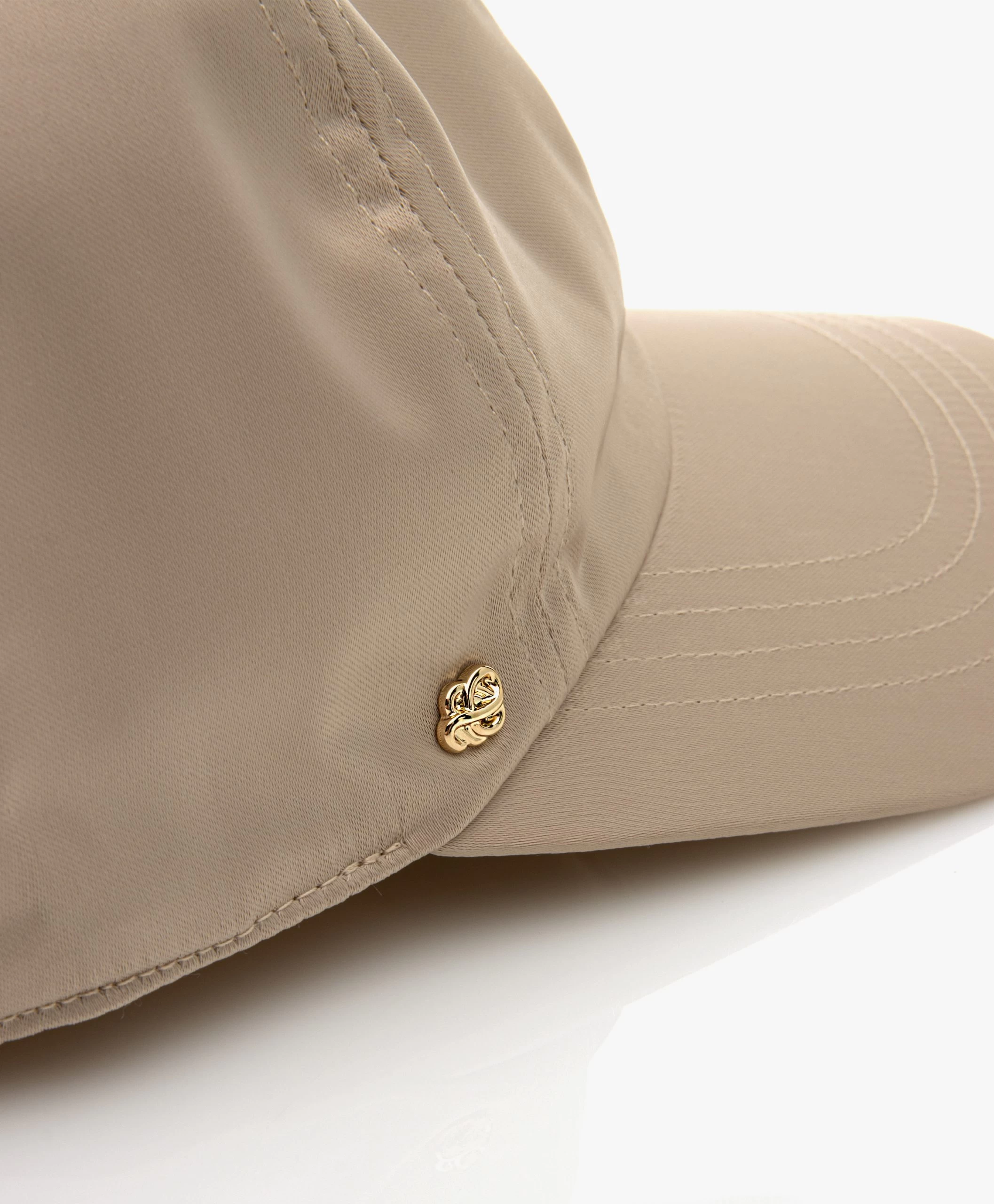 By Malene Birger Aubriel Satijnen Pet - Licht Zand 4 By Malene Birger Aubriel Satijnen Pet - Licht Zand - Afbeelding 2