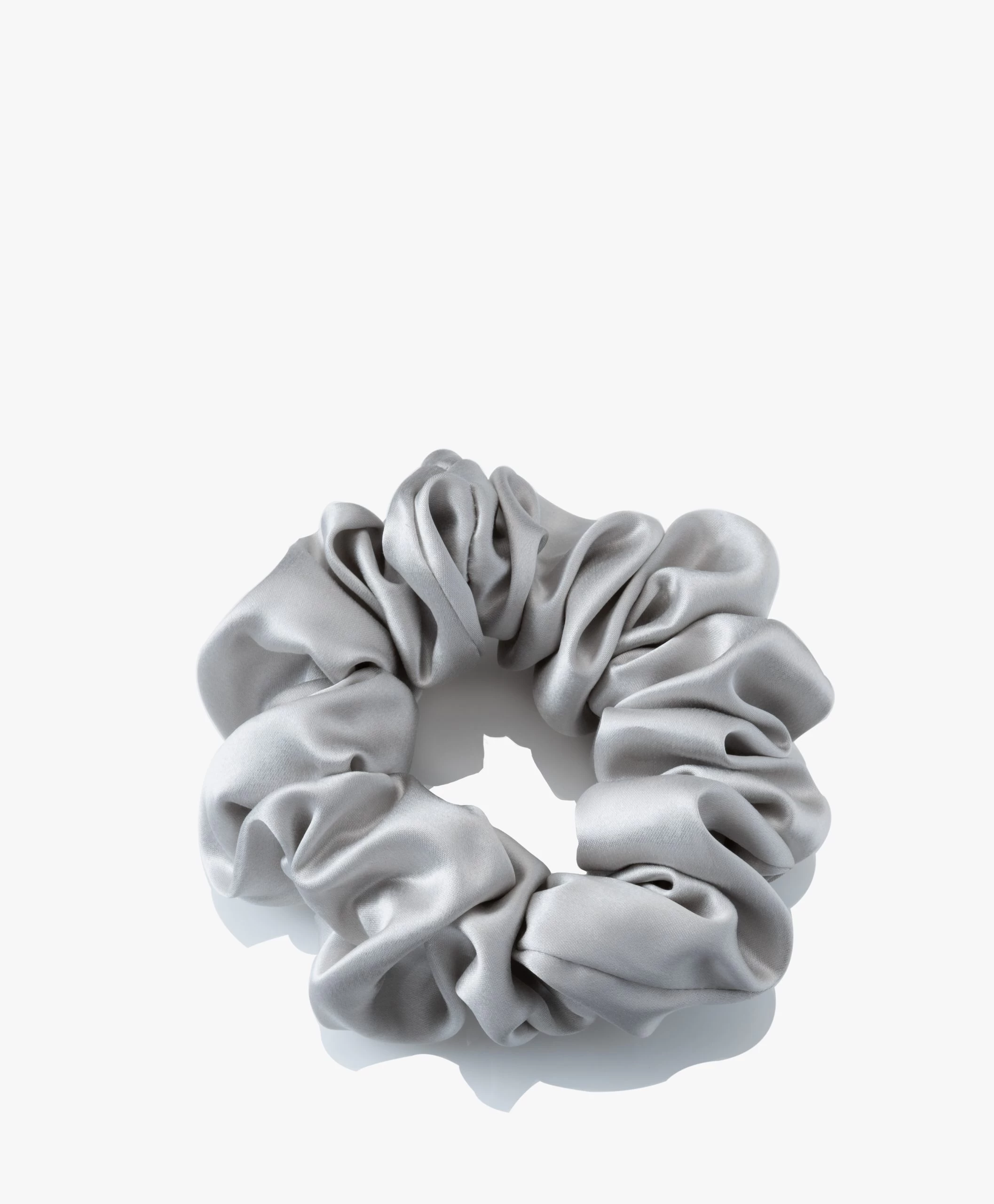 By Dariia Day Mulberry Zijden Scrunchie Medium - Zilvergrijs 5 By Dariia Day Mulberry Zijden Scrunchie Medium - Zilvergrijs - Afbeelding 3