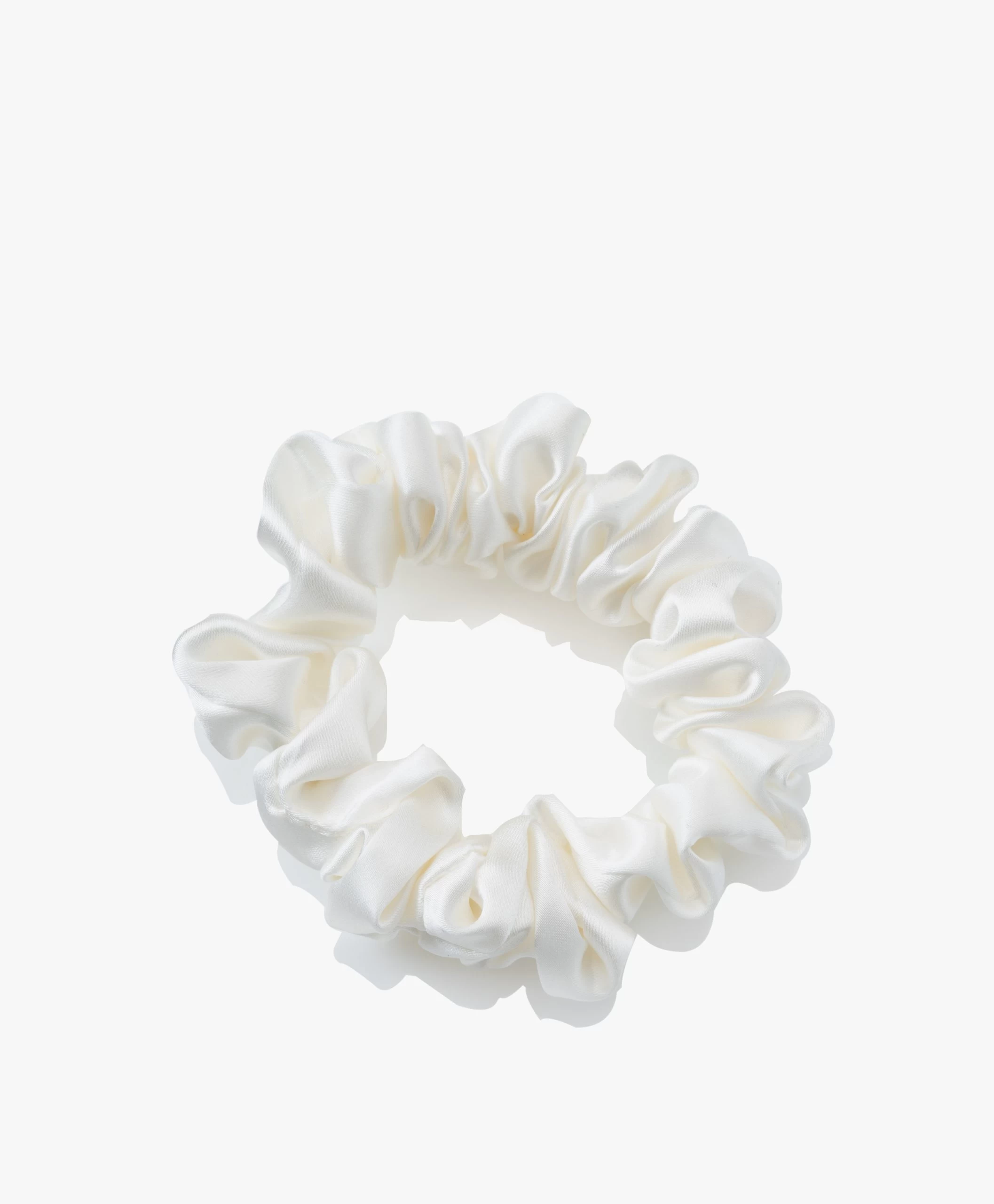 By Dariia Day Mulberry Zijden Scrunchie Small - Powder White 5 By Dariia Day Mulberry Zijden Scrunchie Small - Powder White - Afbeelding 3