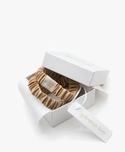 By Dariia Day Mulberry Zijden Haarband - French Beige 8 By Dariia Day Mulberry Zijden Haarband - French Beige -Boetiek Modewinkel 771a6c55 3517 44b4 b6ef 5259c721a2de 03