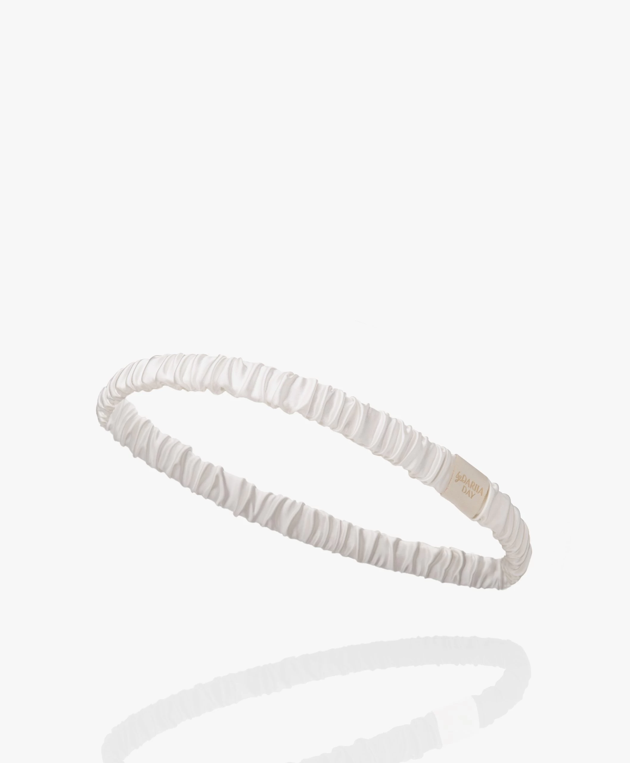 By Dariia Day Mulberry Zijden Haarband - Powder White 3 By Dariia Day Mulberry Zijden Haarband - Powder White