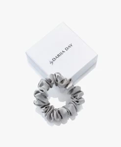 By Dariia Day Mulberry Zijden Scrunchie Small - Zilvergrijs