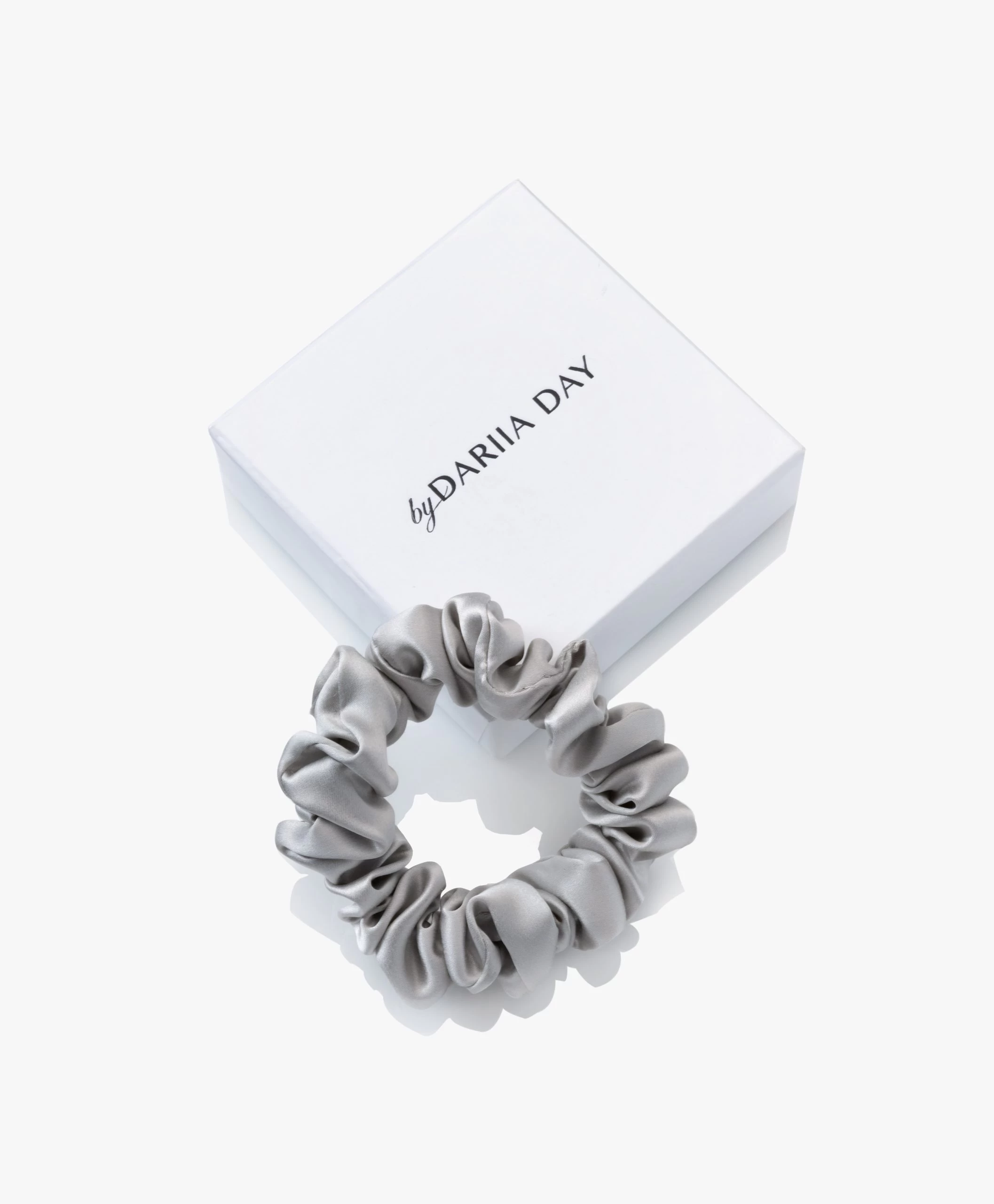 By Dariia Day Mulberry Zijden Scrunchie Small - Zilvergrijs 3 By Dariia Day Mulberry Zijden Scrunchie Small - Zilvergrijs