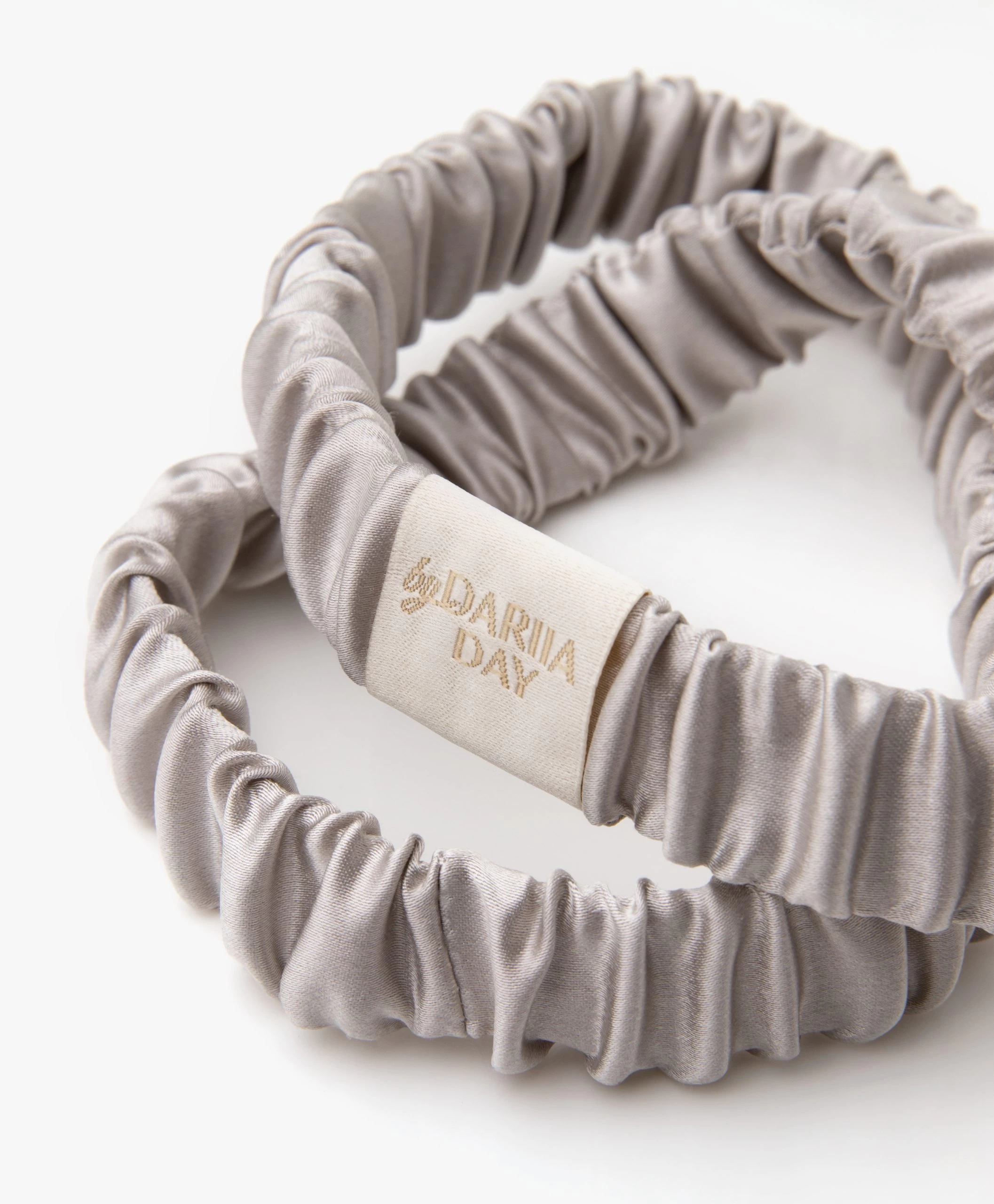 By Dariia Day Mulberry Zijden Haarband - Zilvergrijs 4 By Dariia Day Mulberry Zijden Haarband - Zilvergrijs - Afbeelding 2