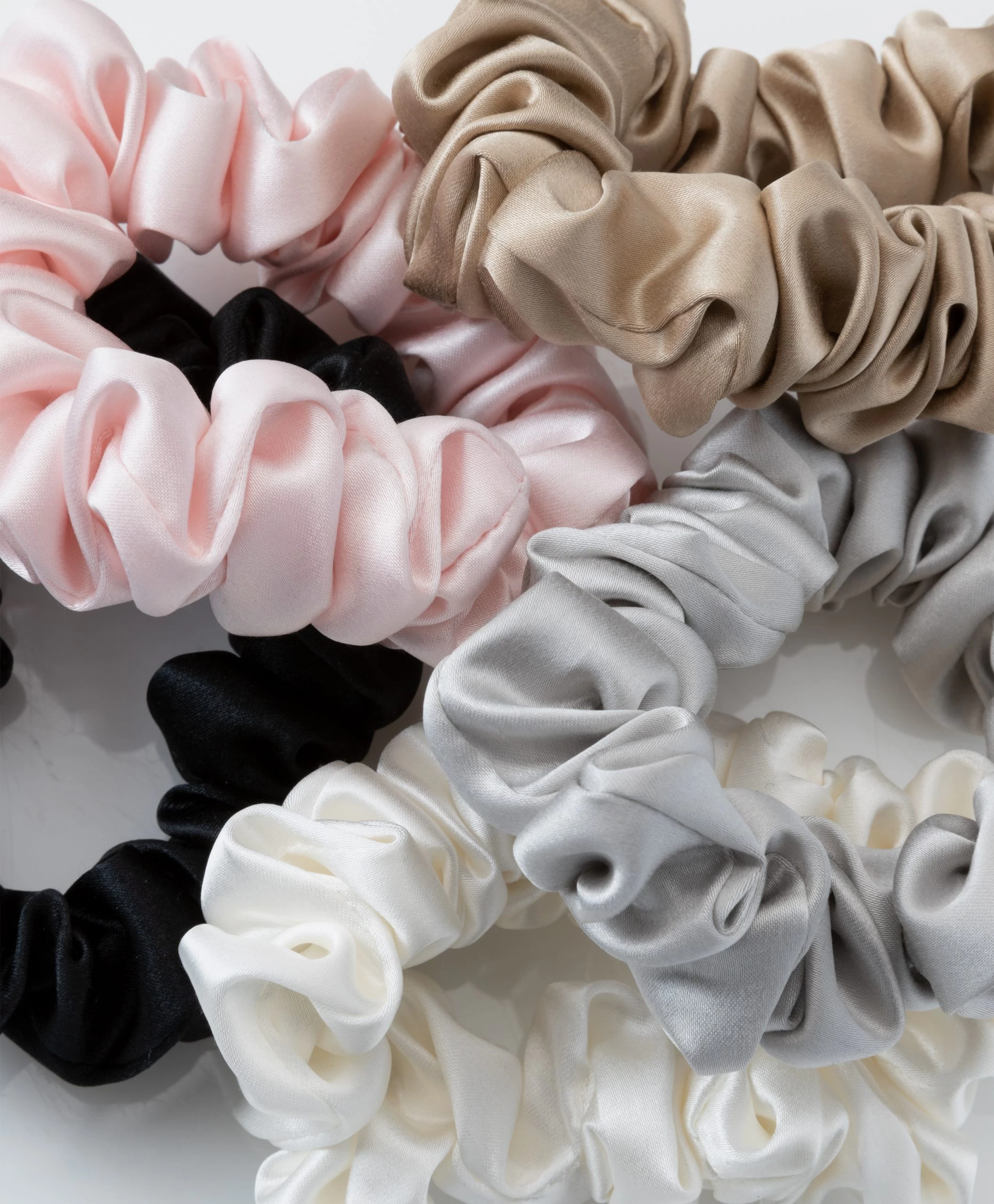 By Dariia Day Mulberry Zijden Scrunchie Small - French Beige 5 By Dariia Day Mulberry Zijden Scrunchie Small - French Beige - Afbeelding 3