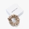 By Dariia Day Mulberry Zijden Scrunchie Small - French Beige 2 By Dariia Day Mulberry Zijden Scrunchie Small - French Beige -Boetiek Modewinkel 9039fce9 981b 46ea 9213 e4825db08e10