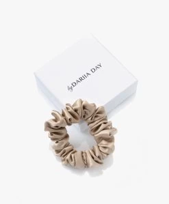 By Dariia Day Mulberry Zijden Scrunchie Small - French Beige