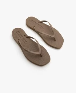 Sleepers Slim Tapered Teenslippers Van Natuurlijk Rubber - Zand 18 Sleepers Slim Tapered Teenslippers Van Natuurlijk Rubber - Zand -Boetiek Modewinkel 9afd817e 8d39 4a67 a41f cdd22605ba13 06