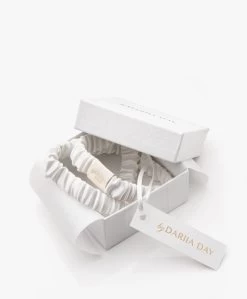 By Dariia Day Mulberry Zijden Haarband - Powder White 8 By Dariia Day Mulberry Zijden Haarband - Powder White -Boetiek Modewinkel 9bb60bd0 2071 4ab5 806b d91b61db4e05 03