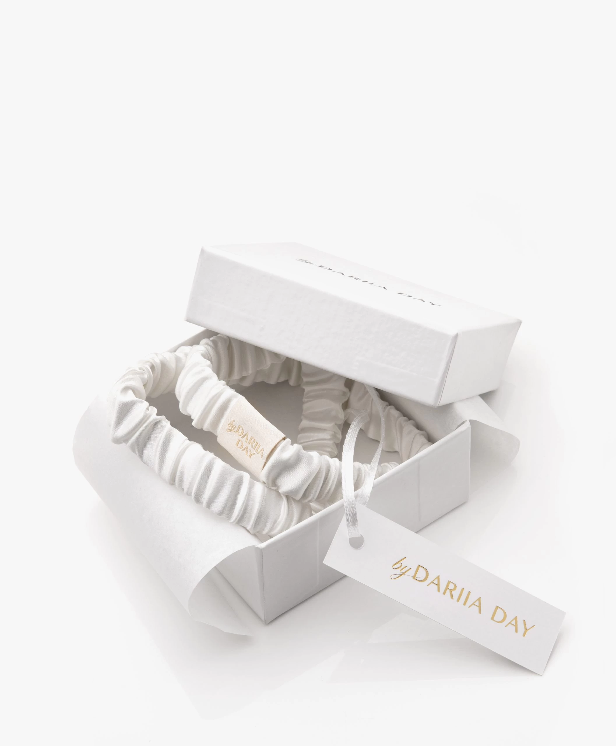 By Dariia Day Mulberry Zijden Haarband - Powder White 5 By Dariia Day Mulberry Zijden Haarband - Powder White - Afbeelding 3