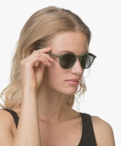 Izipizi Sun #D Zonnebril - Kakigroen/Grijze Glazen -Boetiek Modewinkel D IZIPIZI SUN D Zonnebril Rond Montuur KakigroenGrijze Glazen 01