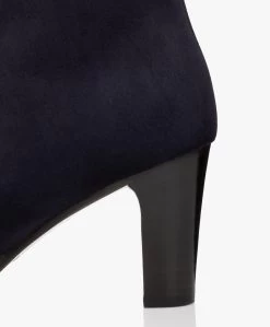 Panara Suède Enkellaars Met Hak - Donkerblauw 13 Panara Suède Enkellaars Met Hak - Donkerblauw -Boetiek Modewinkel Panara Sude Enkellaars met Hak Donkerblauw 2045