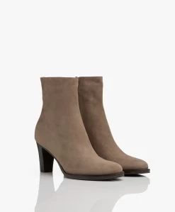 Panara Suède Enkellaars Met Hak - Taupe 12 Panara Suède Enkellaars Met Hak - Taupe -Boetiek Modewinkel Panara Sude Enkellaars met Hak Taupe 350