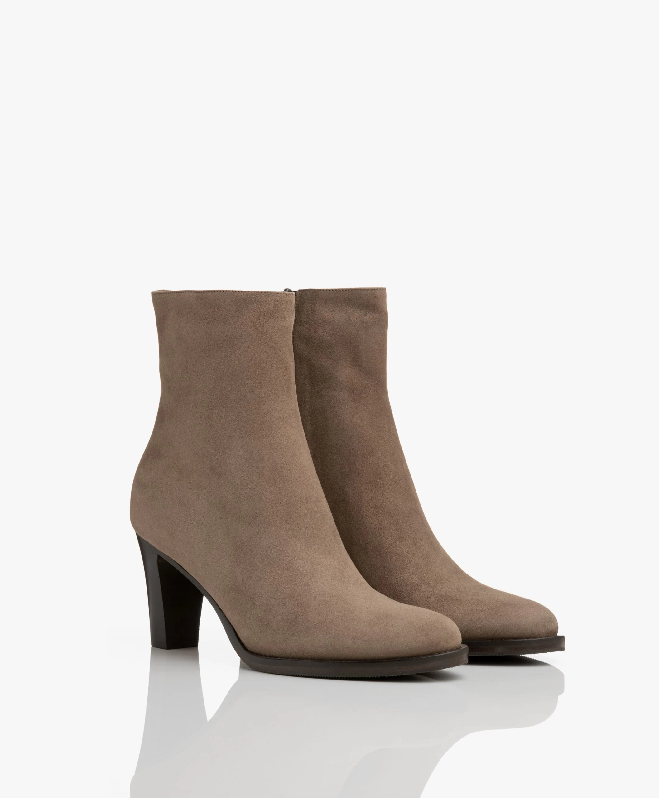 Panara Suède Enkellaars Met Hak - Taupe 6 Panara Suède Enkellaars Met Hak - Taupe - Afbeelding 4