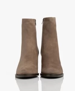 Panara Suède Enkellaars Met Hak - Taupe 14 Panara Suède Enkellaars Met Hak - Taupe -Boetiek Modewinkel Panara Sude Enkellaars met Hak Taupe 351