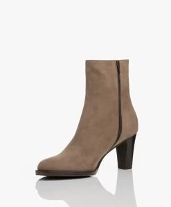 Panara Suède Enkellaars Met Hak - Taupe 13 Panara Suède Enkellaars Met Hak - Taupe -Boetiek Modewinkel Panara Sude Enkellaars met Hak Taupe 352