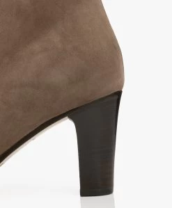Panara Suède Enkellaars Met Hak - Taupe 15 Panara Suède Enkellaars Met Hak - Taupe -Boetiek Modewinkel Panara Sude Enkellaars met Hak Taupe 354