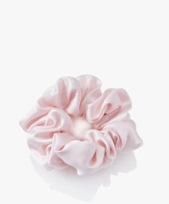 By Dariia Day Mulberry Zijden Scrunchie Medium - Blush Pink -Boetiek Modewinkel a7c4844f 1318 4675 a5bd a9a4e9a73455