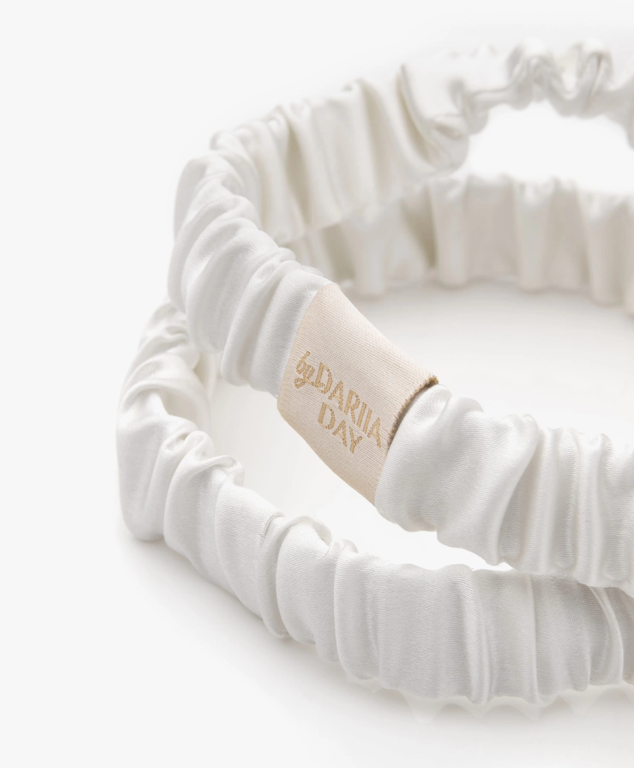 By Dariia Day Mulberry Zijden Haarband - Powder White 4 By Dariia Day Mulberry Zijden Haarband - Powder White - Afbeelding 2