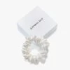By Dariia Day Mulberry Zijden Scrunchie Small - Powder White -Boetiek Modewinkel ae064c4a d2b8 4cf3 963d 7eef18e46505
