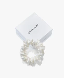 By Dariia Day Mulberry Zijden Scrunchie Small - Powder White