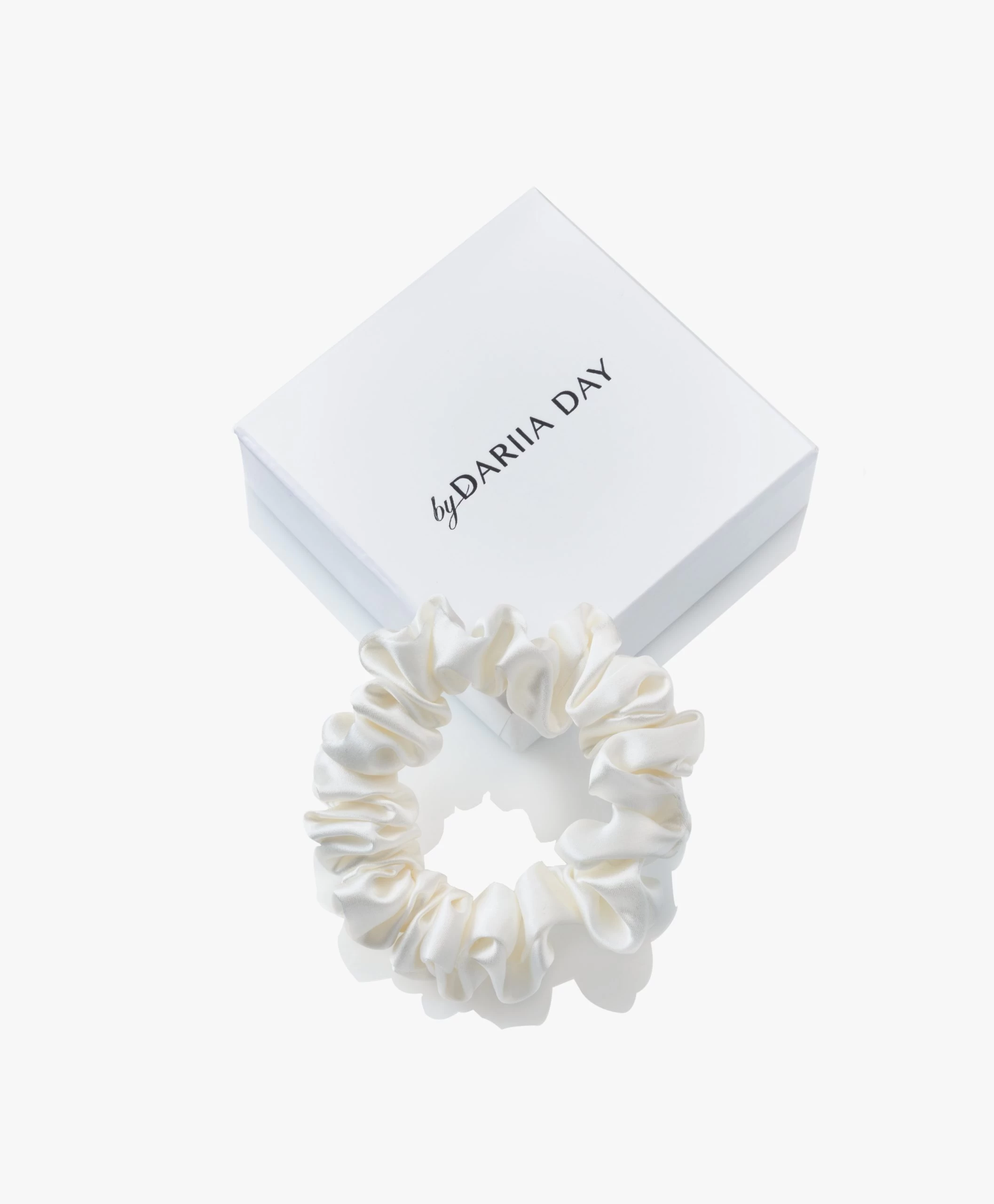 By Dariia Day Mulberry Zijden Scrunchie Small - Powder White 3 By Dariia Day Mulberry Zijden Scrunchie Small - Powder White