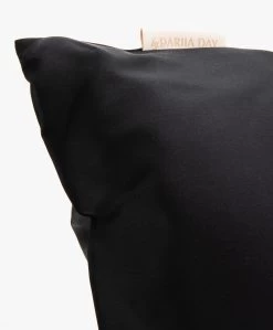 By Dariia Day Zijden Travel Set Met Luxfill Kussen - Midnight Black -Boetiek Modewinkel b57feb21 38fb 4ff3 a731 e9a43bfae751 04