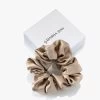 By Dariia Day Mulberry Zijden Scrunchie Medium - French Beige -Boetiek Modewinkel d37ff4a2 df9a 4af4 8d3f 841cb0e9008a