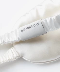 By Dariia Day Mulberry Zijden Slaapmasker - Powder White 11 By Dariia Day Mulberry Zijden Slaapmasker - Powder White -Boetiek Modewinkel d75fc2f4 6bc1 4dac 8862 bd0fa4353811