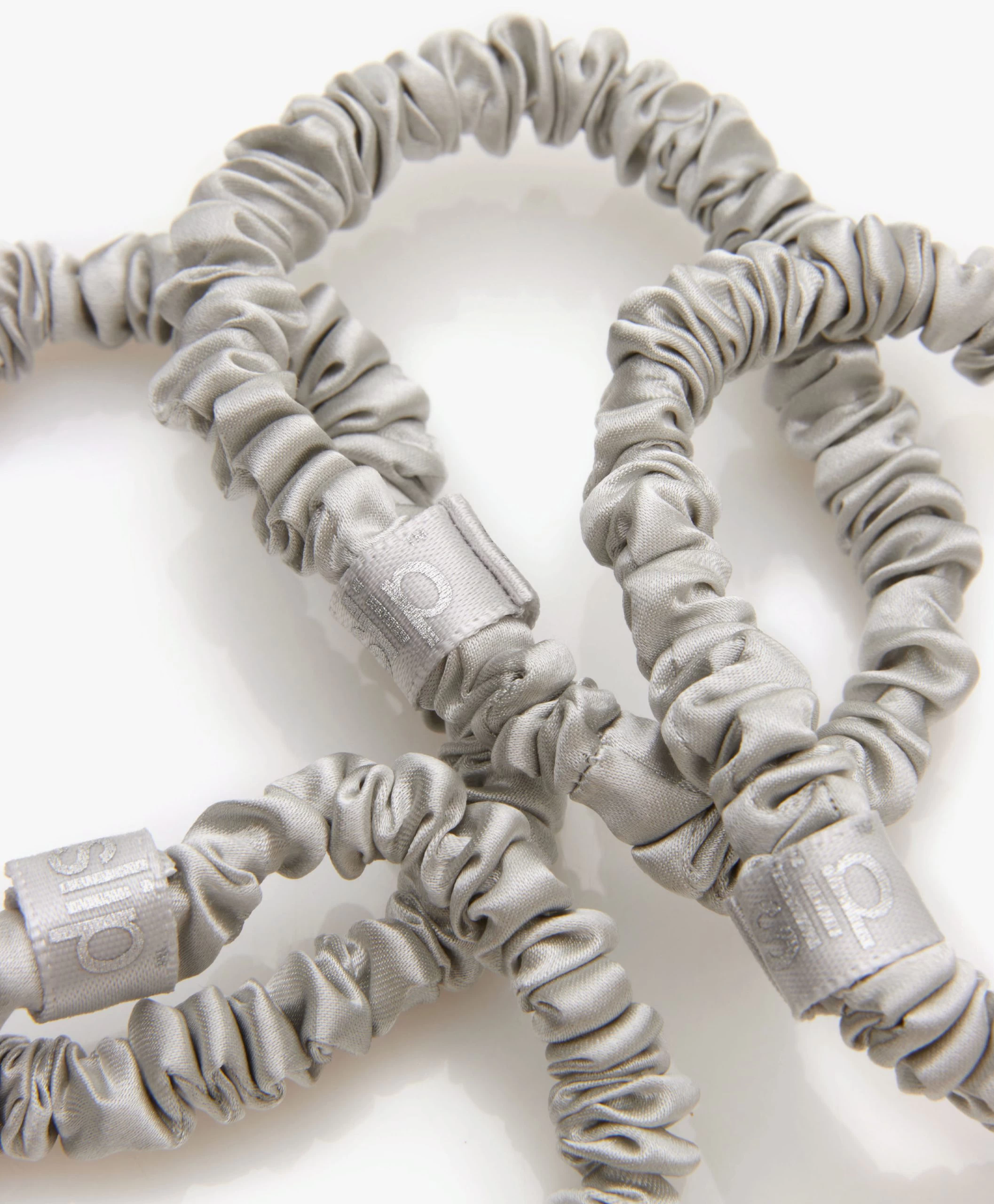 Slip™ 4-Pack Skinnies Zijden Scrunchies - Silver 5 Slip™ 4-Pack Skinnies Zijden Scrunchies - Silver - Afbeelding 3