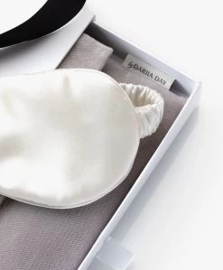 By Dariia Day Mulberry Zijden Slaapmasker - Powder White 12 By Dariia Day Mulberry Zijden Slaapmasker - Powder White -Boetiek Modewinkel e85cfff2 1e9b 4c9a 87bf 20048cf32f60