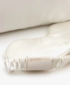 By Dariia Day Zijden Travel Set Met Luxfill Kussen - Powder White -Boetiek Modewinkel ed2d57c3 87f1 434f a714 1139fae629e9 03