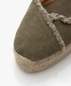 Castañer Clarina Raw Edge Sleehak Espadrilles - Olive 13 Castañer Clarina Raw Edge Sleehak Espadrilles - Olive -Boetiek Modewinkel ed9e2199 9e74 43a9 9461 07b9497402bf 01