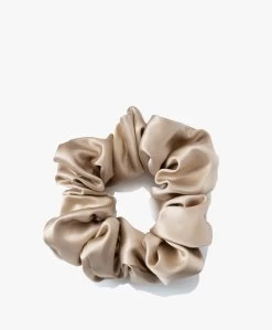 By Dariia Day Mulberry Zijden Scrunchie Medium - French Beige -Boetiek Modewinkel f1873325 5584 4b0b 8fdc b0727a1d3997